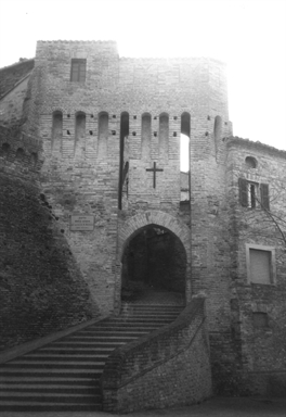 Mura castellane e porta medioevale